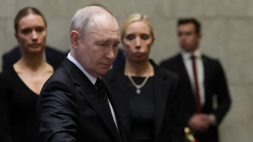 По сведениям источников, близких к руководству, президент РФ склоняется к продолжению наступления на Донбасс, несмотря на призывы к прекращению огня и экономические трудности; возможная эскалация может потребовать новой массовой мобилизации и привести к ударам по украинским и зарубежным целям.