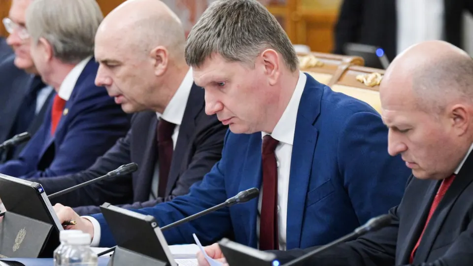 По оперативным данным Минэкономразвития ВВП вырос на 0,2% за январь–май; аналитики констатируют сегментацию экономики, слабость вне Москвы и риск рецессии.
