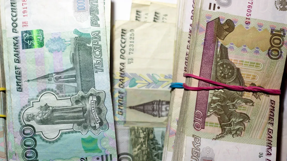 С начала июля объем наличных в обращении увеличился на 513 млрд рублей. Банки активно заимствуют у Центробанка, растёт доля проблемных кредитов — эксперты предупреждают о рисках для финансовой стабильности.