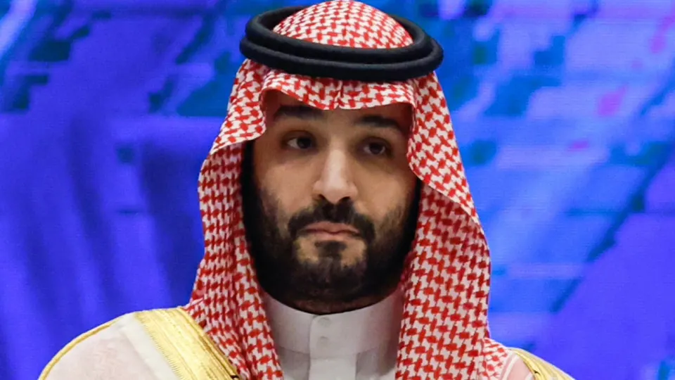 Решение Эр-Рияда снизить официальную цену на Arab Light и вернуть нефть на рынок через Ормузский пролив вызвало резкое падение цен Brent и Urals и усилило давление на российский нефтяной экспорт и бюджет.
