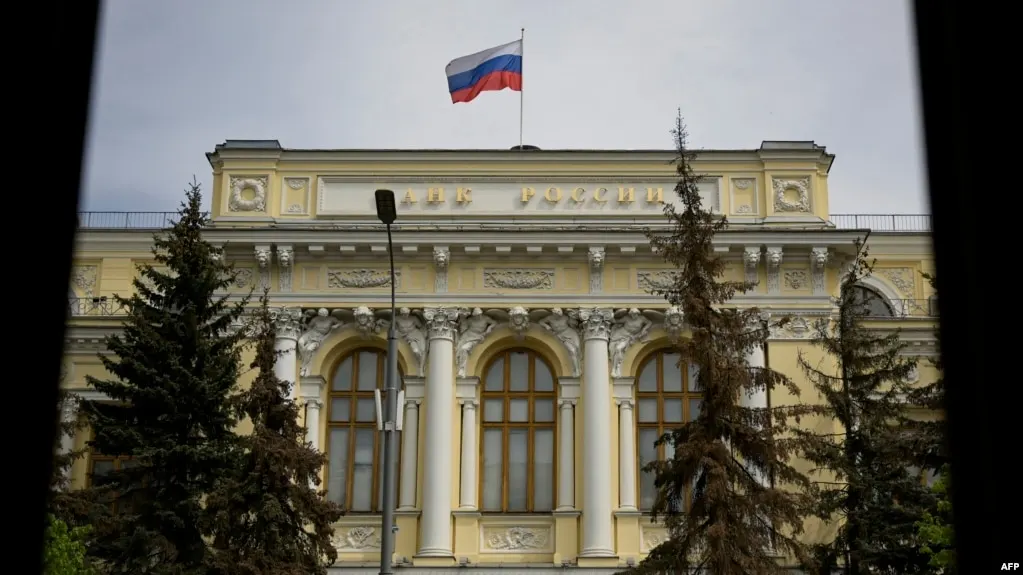 ЦБ России расширил перечень криптоактивов для публичной торговли на биржах и ввел лимиты на покупки для неквалифицированных инвесторов, с требованиями к тестированию перед сделками.
