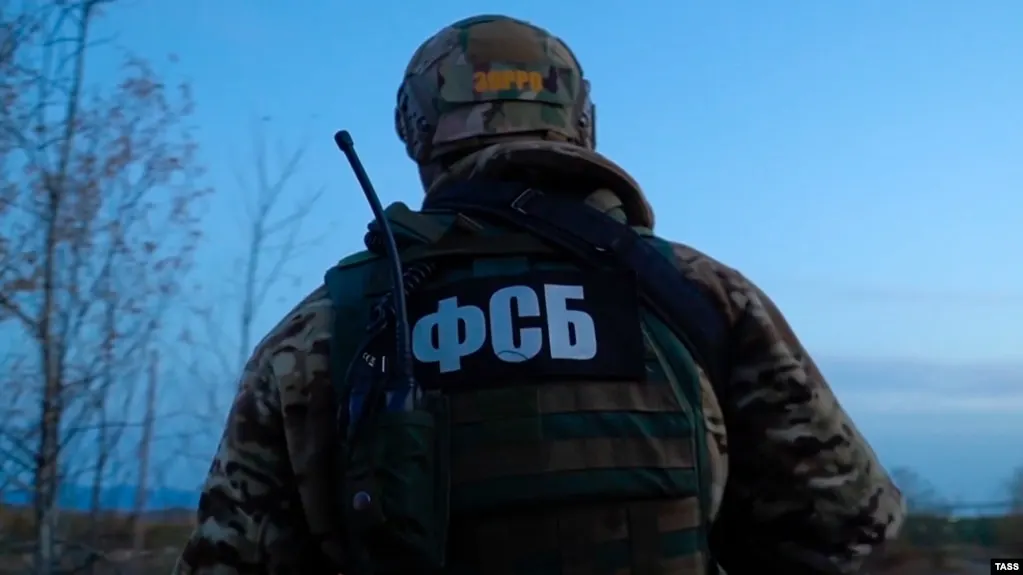 Петербуржец, по версии ФСБ, вступил в запрещённую террористическую организацию и намеревался поджечь железнодорожные цистерны в Ставропольском крае; задержание состоялось на этапе подготовки. Правозащитники указывают на ограничение доступа к материалам дела.