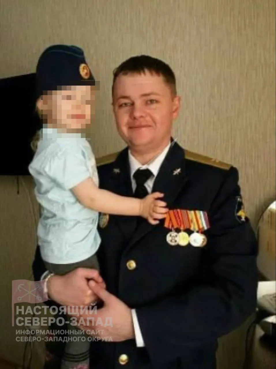Во взрыве автомобиля в Славянке погиб майор Сергей Сечков, его супруге причинены тяжёлые ранения. Следственные органы завели уголовное дело; рассматриваются версии произошедшего.