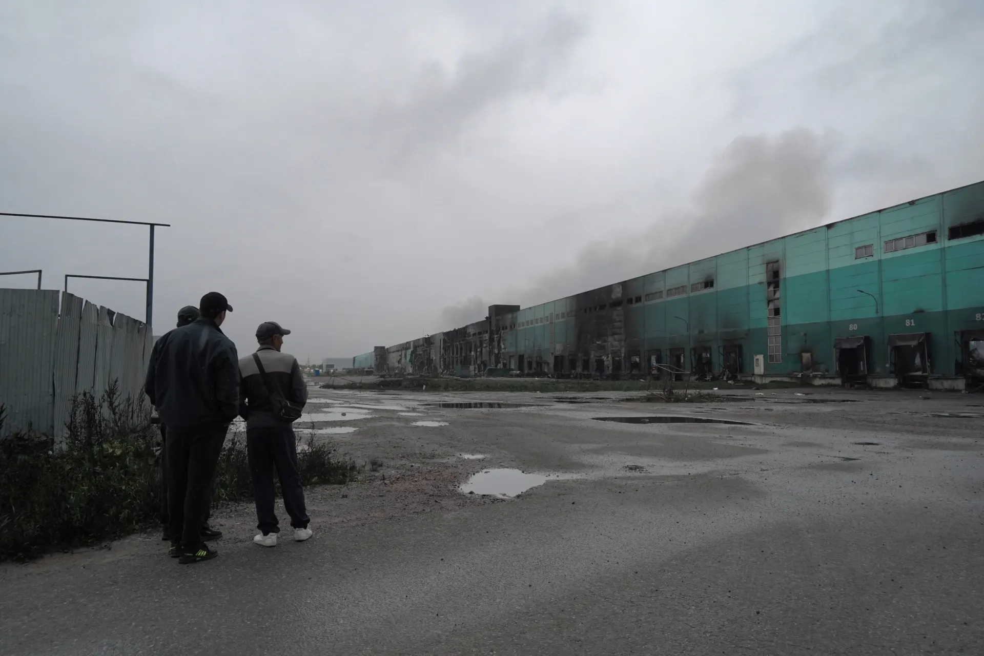 На Колпинском шоссе загорелся склад; огонь охватил большую площадь, пострадавших нет, перекрытие дороги снято.