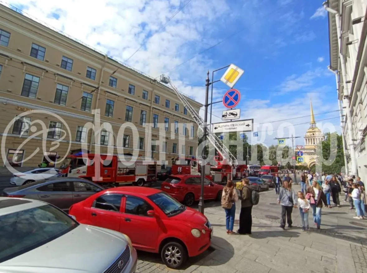 На Адмиралтейском проспекте произошёл пожар на крыше здания возле отеля у Эрмитажа; пожарные работают, задействованы 6 единиц техники и 30 человек, площадь возгорания уточняется.