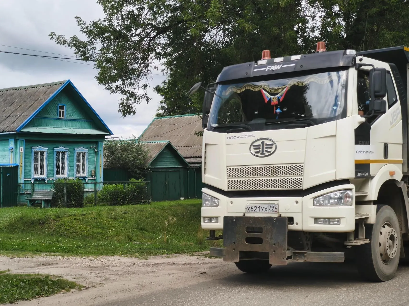 Деревни вдоль новой трассы сталкиваются с выкупом жилья и соседством с грузовиками и поездами, жители ищут способы сосуществовать с инфраструктурой.