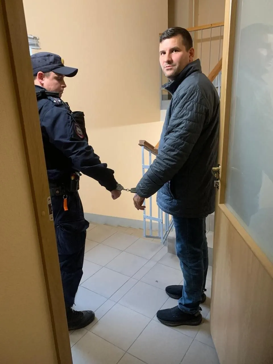 Смольнинский суд арестовал Александра Виноградова на 10 суток за публикацию 2020 года и ссылки на страницы в соцсетях, которые впоследствии признали запрещёнными.
