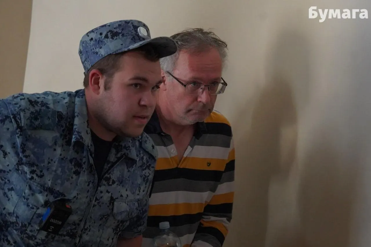 По всей стране продолжаются перебои с бензином: дефицит на заправках и новые случаи арестов и попыток ограничений. В Санкт-Петербурге — задержания по политическим делам, в Тюменской области — жалобы фермеров на изъятие свиней.