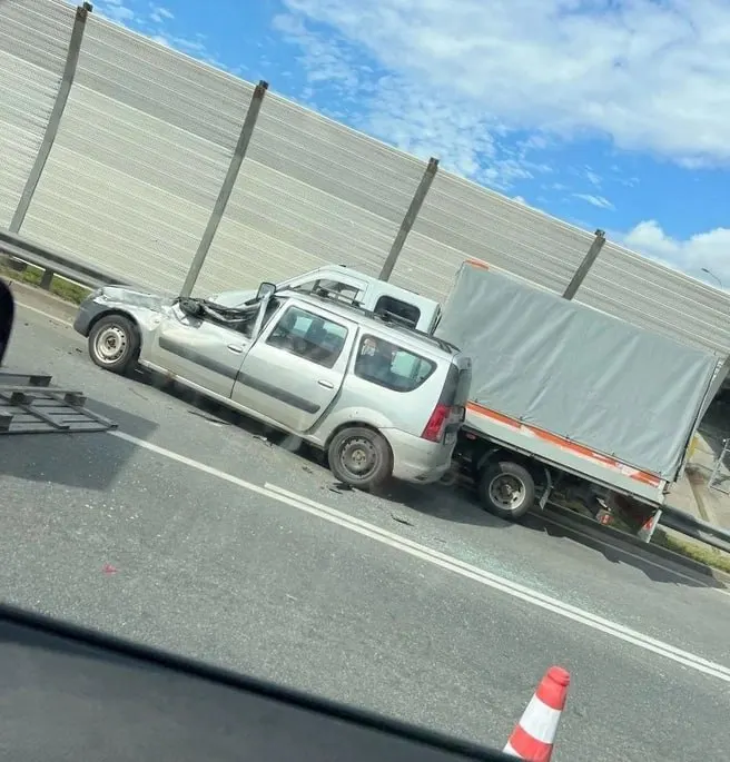 Столкновение LADA Largus и грузового фургона вызвало затор перед вантовым мостом; пострадавших нет.
