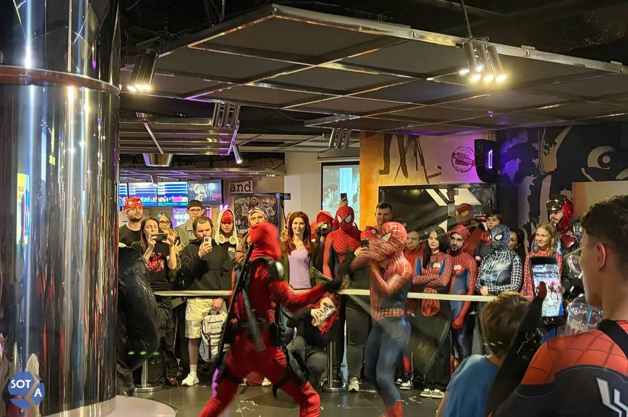 Поклонники Человека-паука собрались на премьеру в Санкт-Петербурге: костюмированное шоу, конкурсы и неожиданные появления героев.