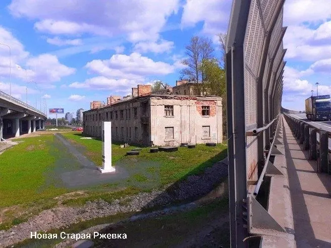 Перенос памятного знака, напоминающего о Дороге жизни, обсуждают в Красногвардейском районе; решение потребует экспертной оценки.