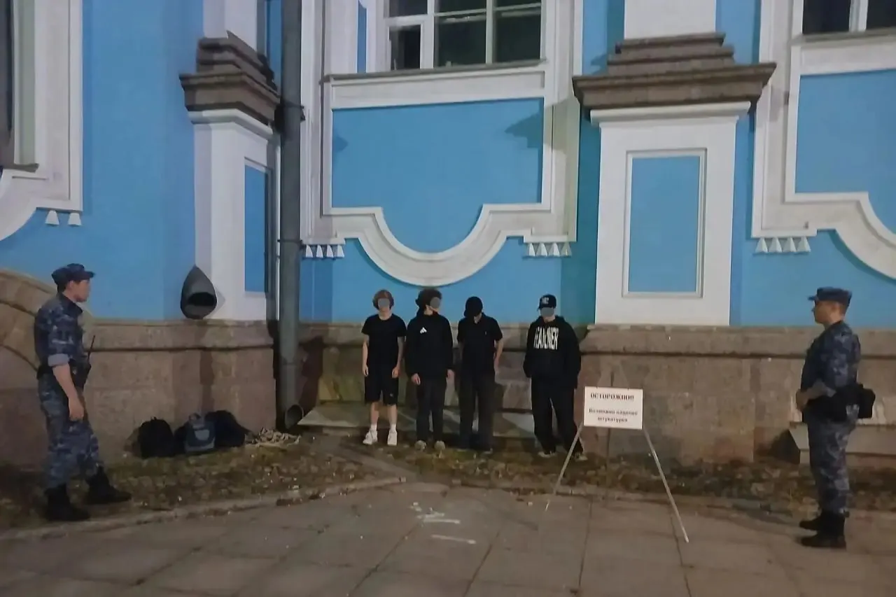 Ночью на площади Растрелли четверо подростков пытались подняться на крышу исторического здания ради эффектных фото; их задержали правоохранители.