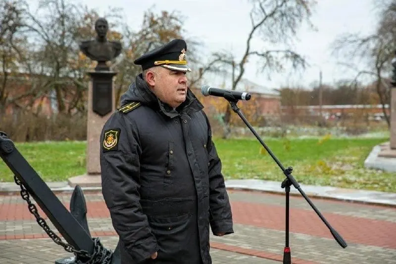 Бывший военком Московского района признан виновным в покушении на мошенничество в особо крупном размере и лишен воинского звания. Дело связано с попыткой договориться о назначении за 2 млн рублей; передача денег была зафиксирована, а на купюрах обнаружены следы краски.