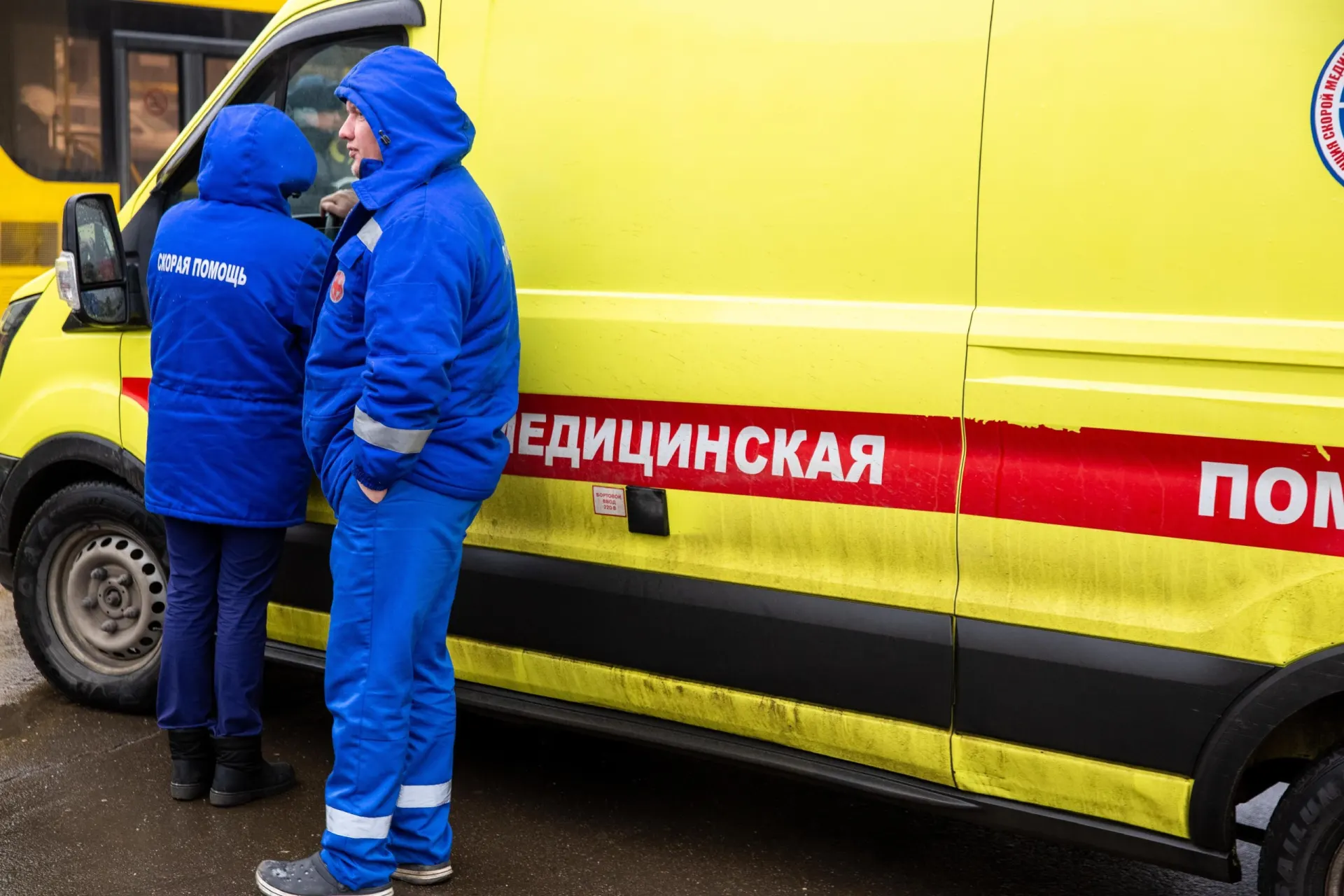 Событие произошло на выезде из их дома; подробности уточняются.