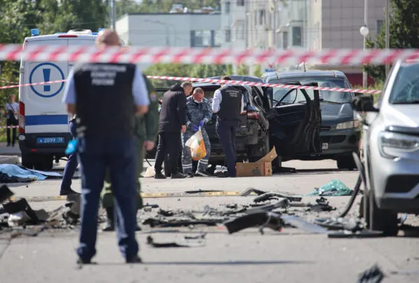 Погиб офицер, его супруга получила тяжёлые ранения; подозреваемая — 24-летняя россиянка — улетела в Турцию, затем в Кишинёв; следствие ведёт расследование.
