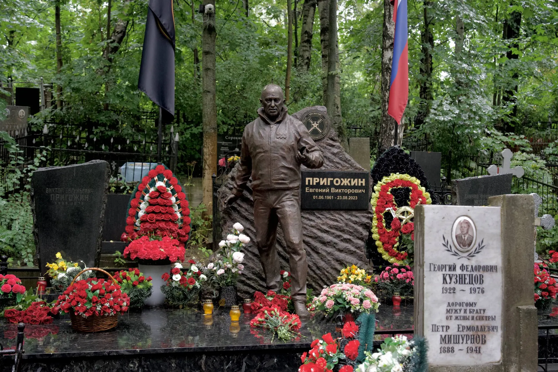 Из-за дождливой погоды на Прохоровском кладбище в Петербурге пришло мало людей.