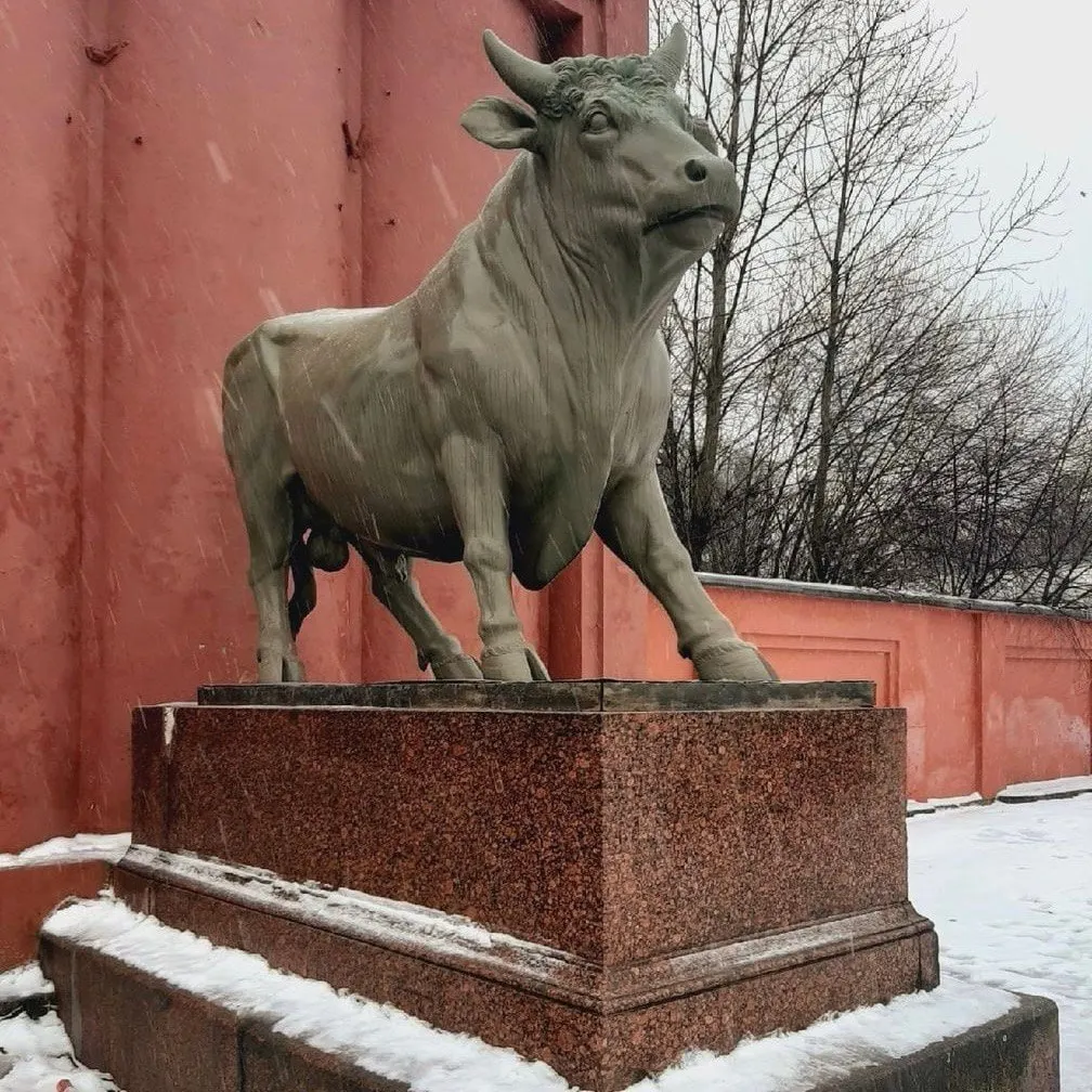 В ответ на обращения жителей ведомство заявило об отсутствии оснований переносить скульптуры; реставрация продолжается, охрана статуй остается за КГИОПом.