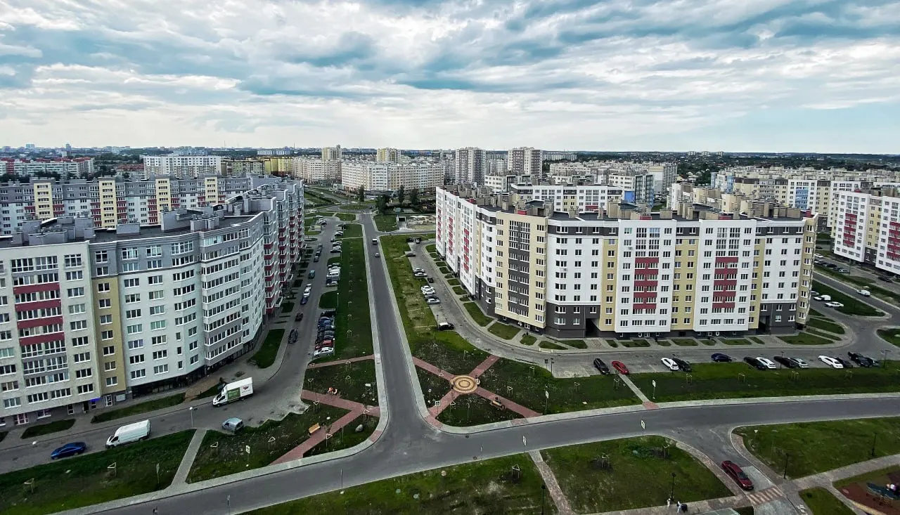 В июле квадратный метр в Калининградской области вырос на 1,6%, а цена квартиры — на 1,3%, достигнув 8,96 млн рублей. По стране метр подорожал до 164,6 тыс. рублей, квартира — до 8,52 млн; лидеры роста — Сочи, Махачкала и Санкт-Петербург, снижение — в Грозном, Краснодаре, Череповце, Барнауле и Якутске.
