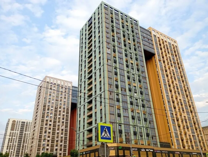 В регионе сохраняется высокий объём непроданного жилья: в Петербурге и Ленобласти продолжается рост строящегося объёма и низкая распроданность, особенно в массовом сегменте.