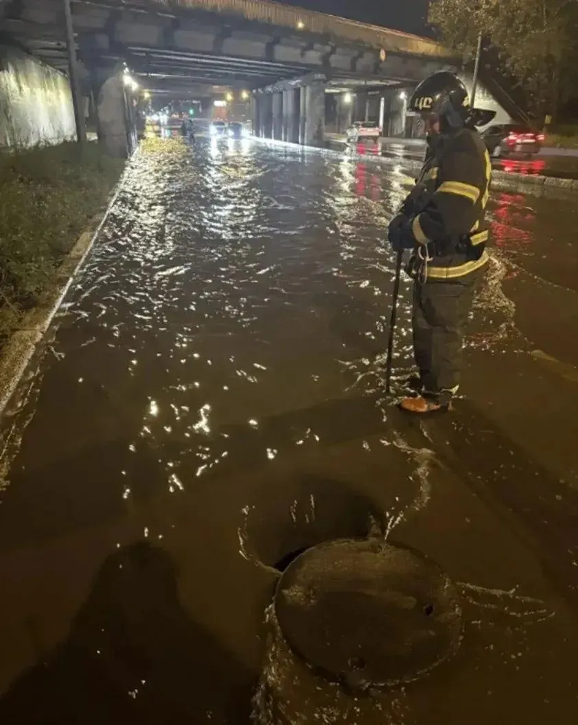 После мощного циклона водоканал ведет работы по откачке воды: по районам выпало значительное количество осадков, система водоотведения приняла свыше 6 млн кубометров сточных вод.