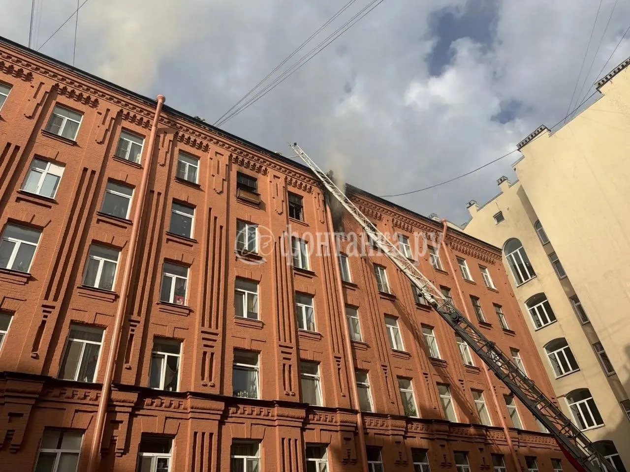 Пожар на шестом этаже здания по адресу Большой Зеленина, 26 унес одного человека. 24 пожарных работают на месте, шестерых жильцов эвакуировали.