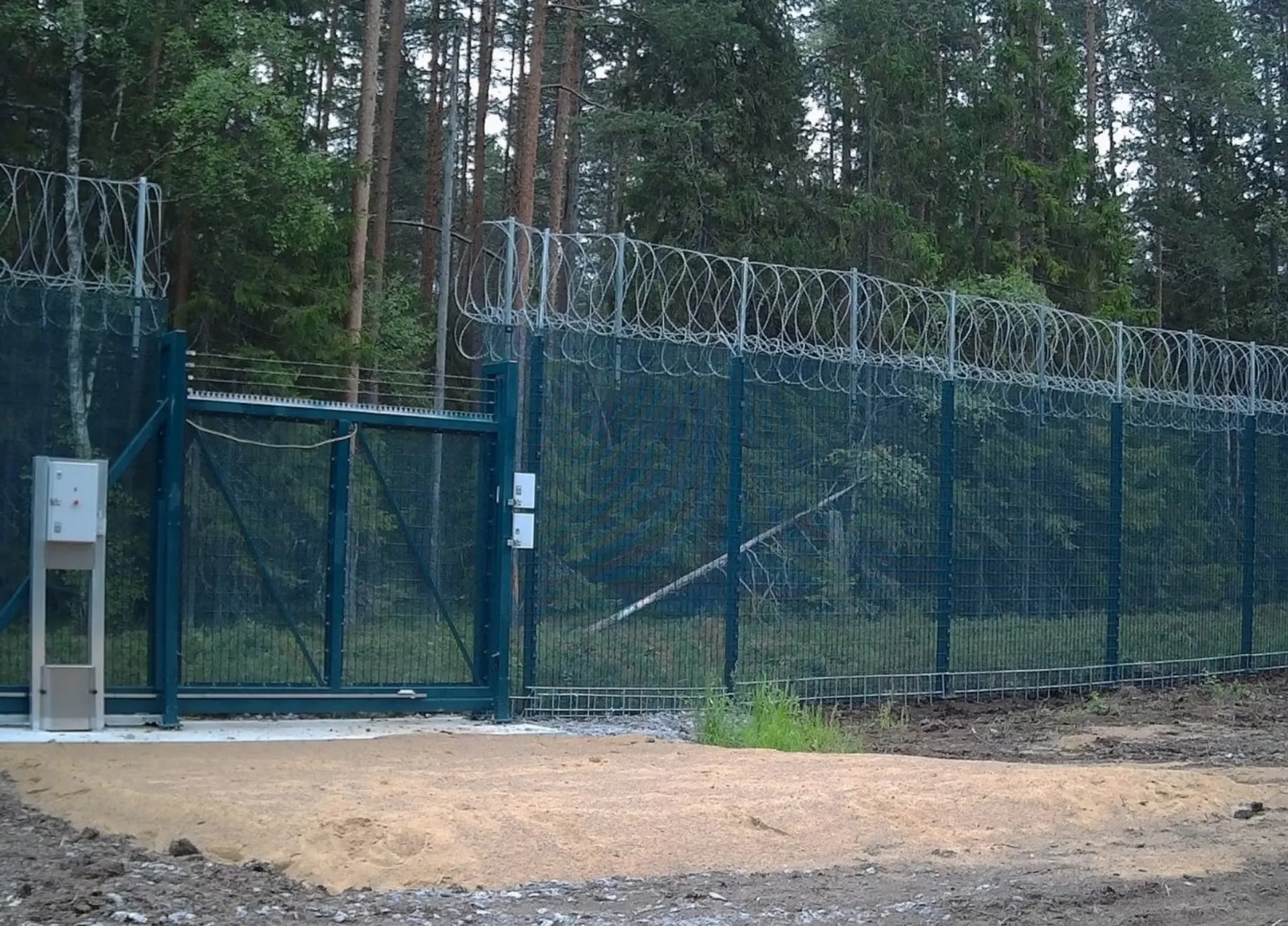 Из-за вспышки болезни введены ограничения на передвижение, власти обсуждают варианты защиты границ и установку заграждений.