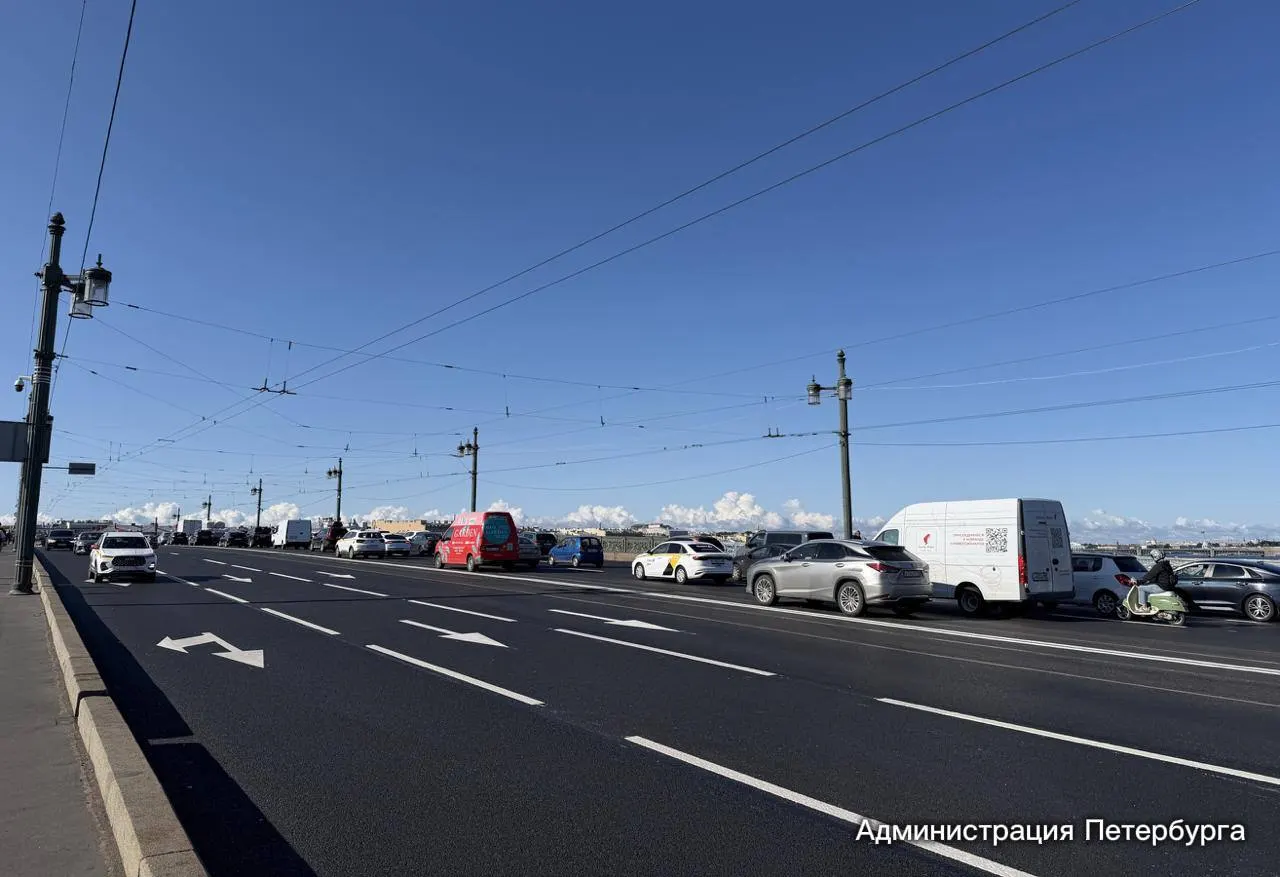 На Литейном мосту завершён ремонт дорожного покрытия: обновлено свыше 11,5 тысяч квадратных метров асфальта, уложено около 1100 тонн литого асфальта, обновлена гидроизоляция и дорожная разметка. Продолжается реставрация перил по проекту Карла Рахау.