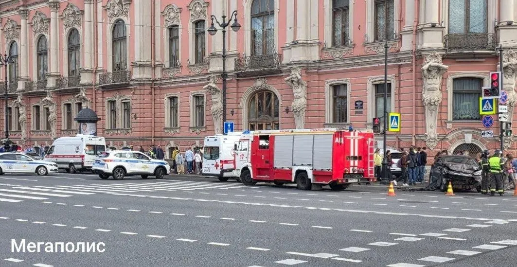 На углу Невского проспекта и набережной Фонтанки произошло ДТП. Шесть человек пострадали, тяжёлые травмы не зафиксированы.