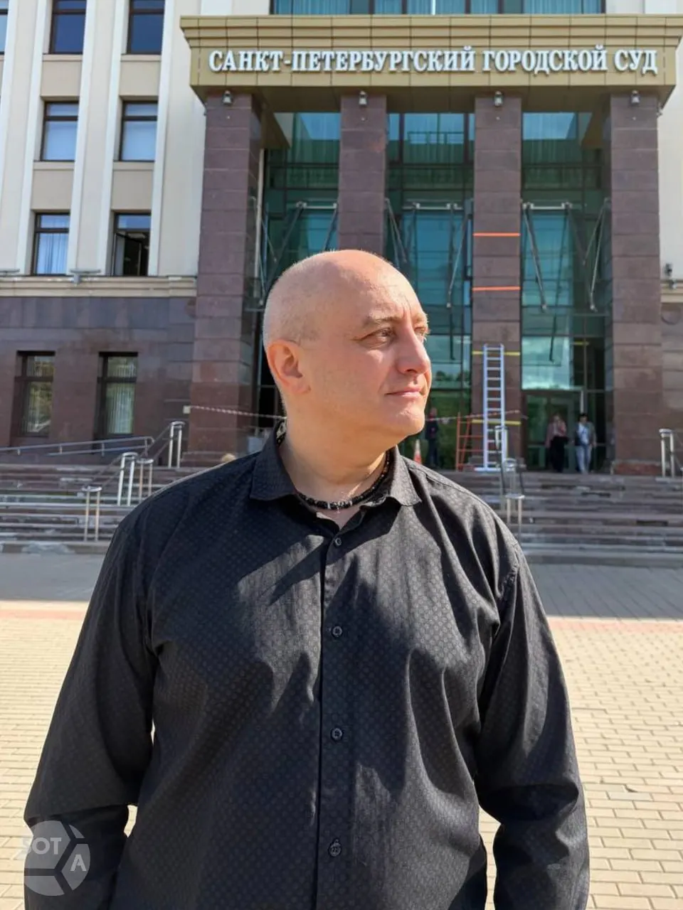 Жителя города Пушкин судят по обвинению в публичном оправдании или пропаганде терроризма после комментария в соцсетях о перекрытии дорог в дни проведения ПМЭФ-2025; у подсудимого выявлена опухоль головного мозга.