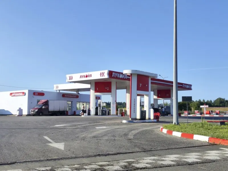 В Санкт-Петербурге сняты ограничения на продажу бензина на большинстве АЗС; власти продолжают мониторинг запасов топлива.