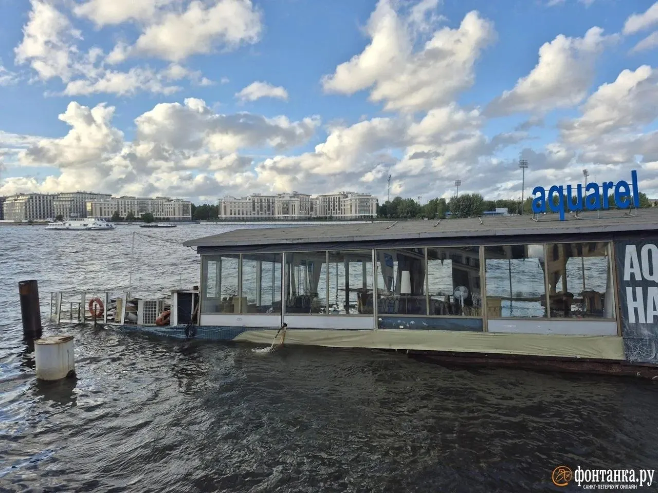 Плавучий дебаркадер Aquarell Hall частично затонул у набережной Макарова. Владелец утверждает, что не владеет объектом, ситуация осложняется юридическими вопросами, поиск владельца продолжается.