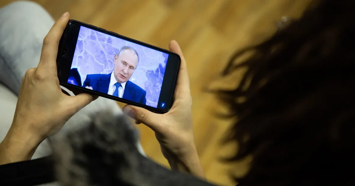 Во время встречи с педагогами президент принял приглашение на свадьбу учителя из Костомукши, запланированную на 8 июля 2027 года в Санкт-Петербурге.