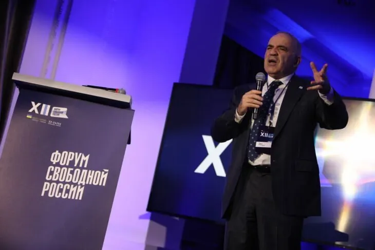 Оппозиционная платформа заявляет, что голосование — лишь видимость конкуренции, а участие в выборах — попытка легитимизировать территориальные захваты.