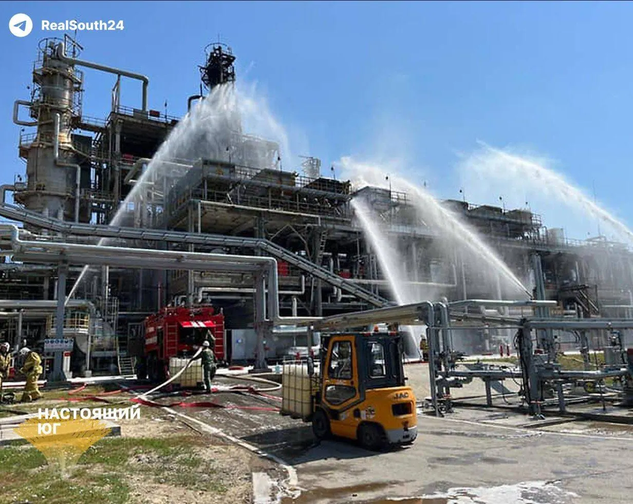 В августе российская нефтепереработка столкнулась с серией атак на НПЗ, что привело к снижению переработки, перебоям с бензином на внутреннем рынке и росту цен.