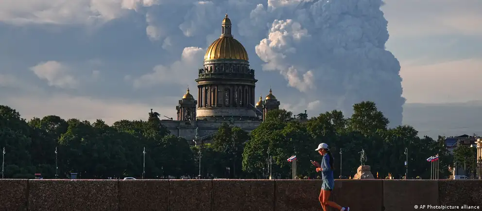 Современные опросы показывают рост тревоги в российском обществе на фоне военных действий и слухов о мобилизации, что влияет на настроение жителей в летний период.