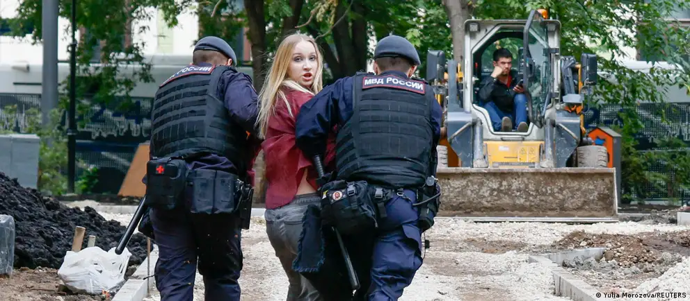 Десятки протестующих задержаны возле Верховного суда Москвы во время слушания апелляции «Яблока» по недопуску списка к выборам; позже сообщается об отсутствии протоколов и телефонов у задержанных.