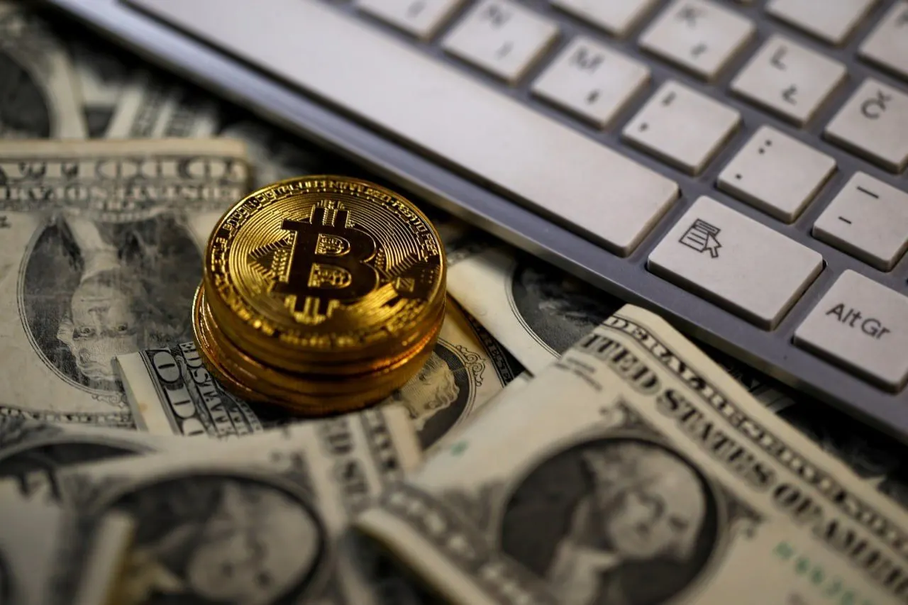 По данным расследования, Binance передавала сведения о пользователях правоохранительным органам. Рассматриваются переводы на благотворительные цели и участие криптовалютных адресов в связях с украинскими формированиями; дело связано с уголовным делом о финансировании терроризма.