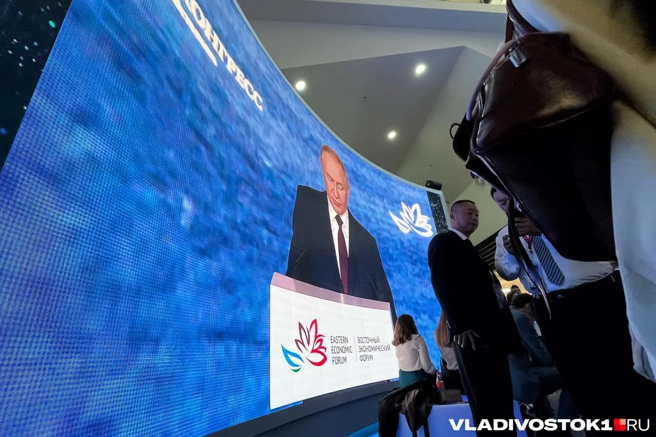 Президент России во Владивостоке примет участие во Восточном экономическом форуме-2026, обсудит перспективы развития Дальнего Востока, встретится с губернатором Приморского края и лидерами стран Азиатско‑Тихоокеанского региона.