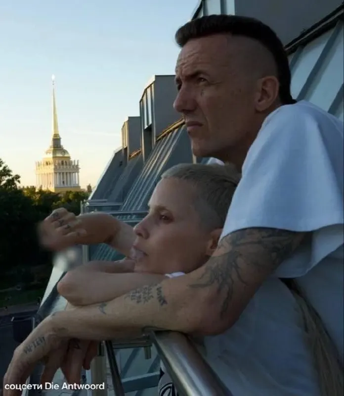 Группа Die Antwoord опубликовала фото из Санкт-Петербурга с видом на Адмиралтейский шпиль; о планах на новые концерты в России она не сообщала.