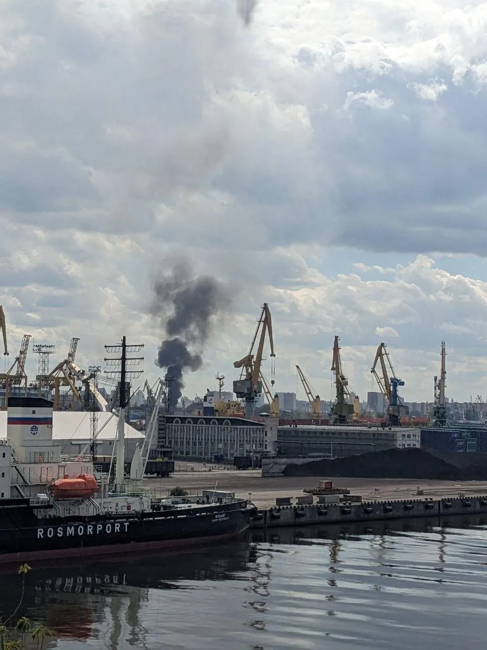 Жители заметили дым над Кировским районом. По данным МЧС возгорание не подтверждено, атак беспилотников в порту не зафиксировано.