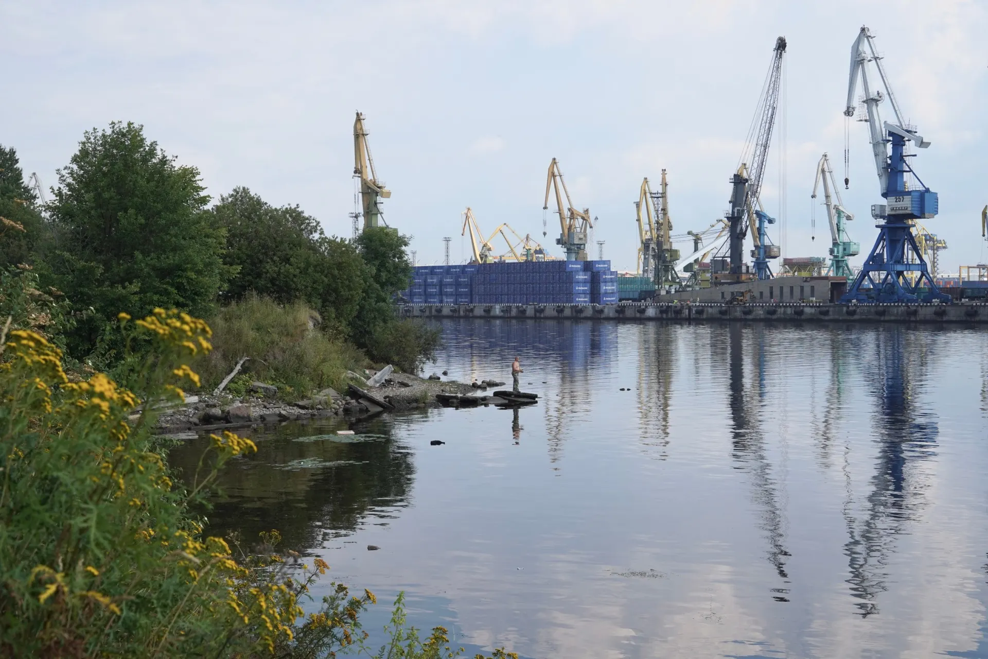 В Петербурге ограничат доступ на станцию Чкалова и пройдут городские события; в России и мире — уголовное дело по угрозам режиссеру и другие новости.