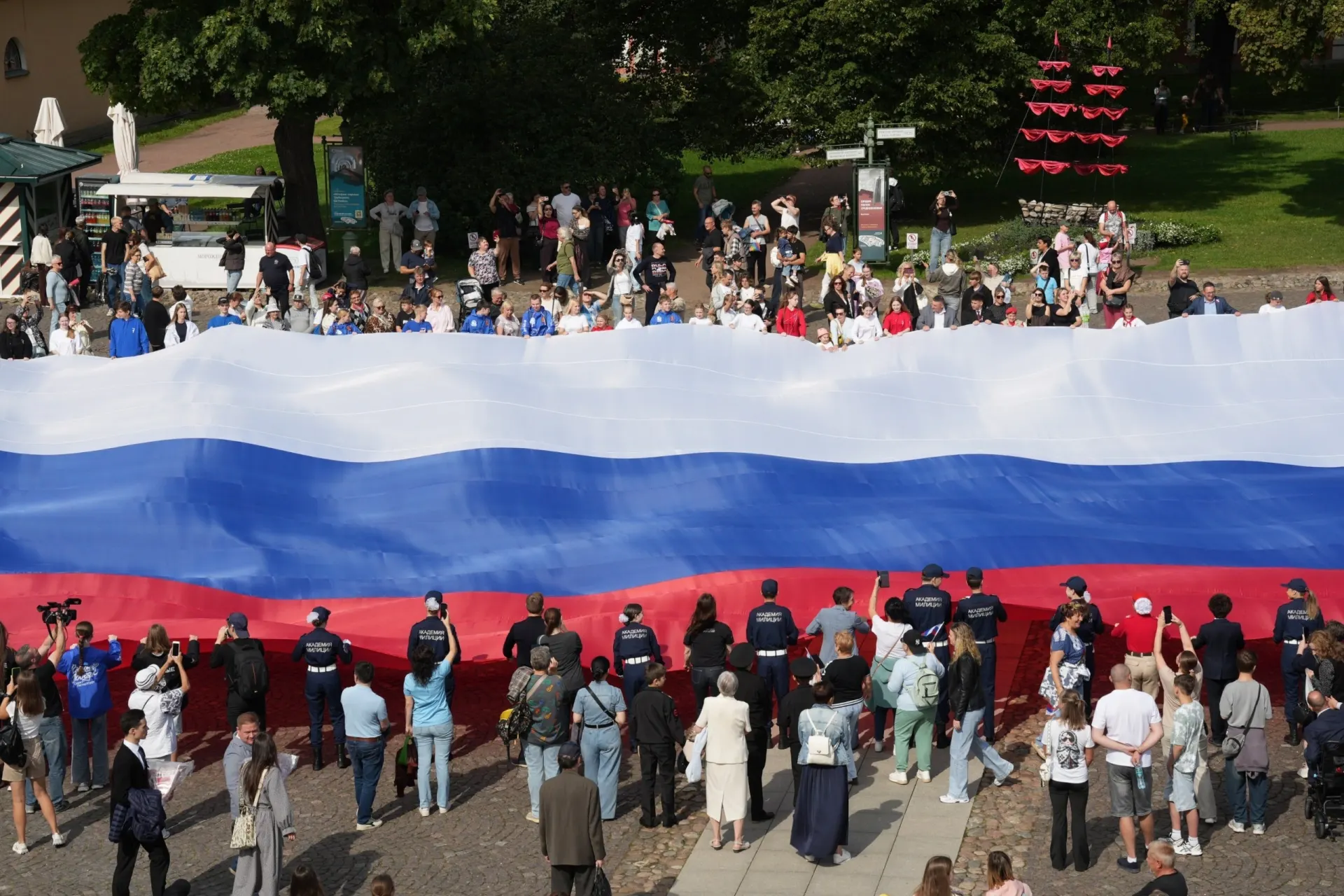 На Нарышкином бастионе в День государственного флага России развернули гигантский флаг. Праздник сопровождался концертом, мастер-классами и церемонией вручения паспортов активистам.