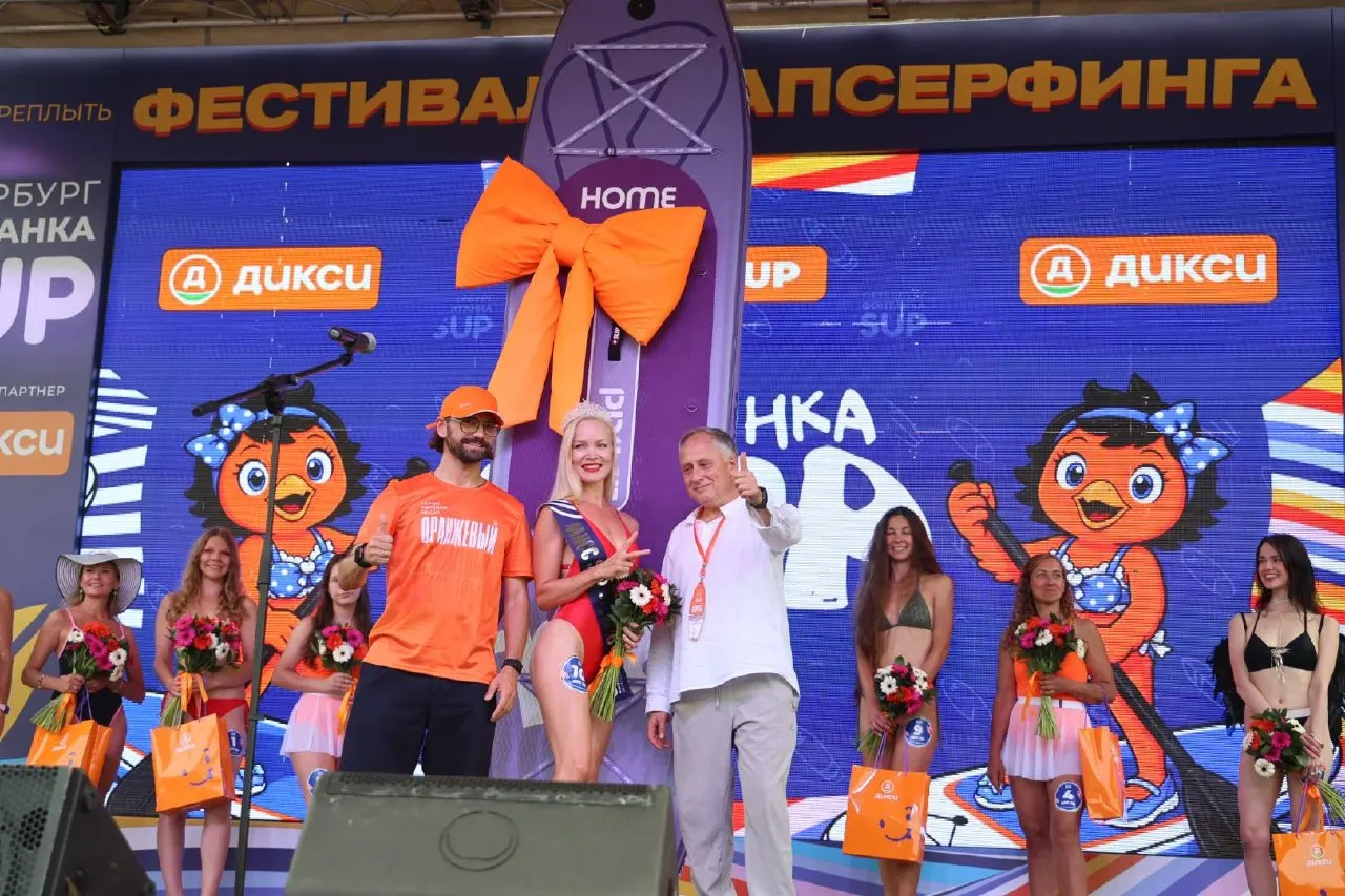 В центре Санкт-Петербурга прошёл XI фестиваль SUP: 11 500 участников из разных стран, SUP‑свадьба на главной сцене, конкурсы и обширная развлекательная программа.