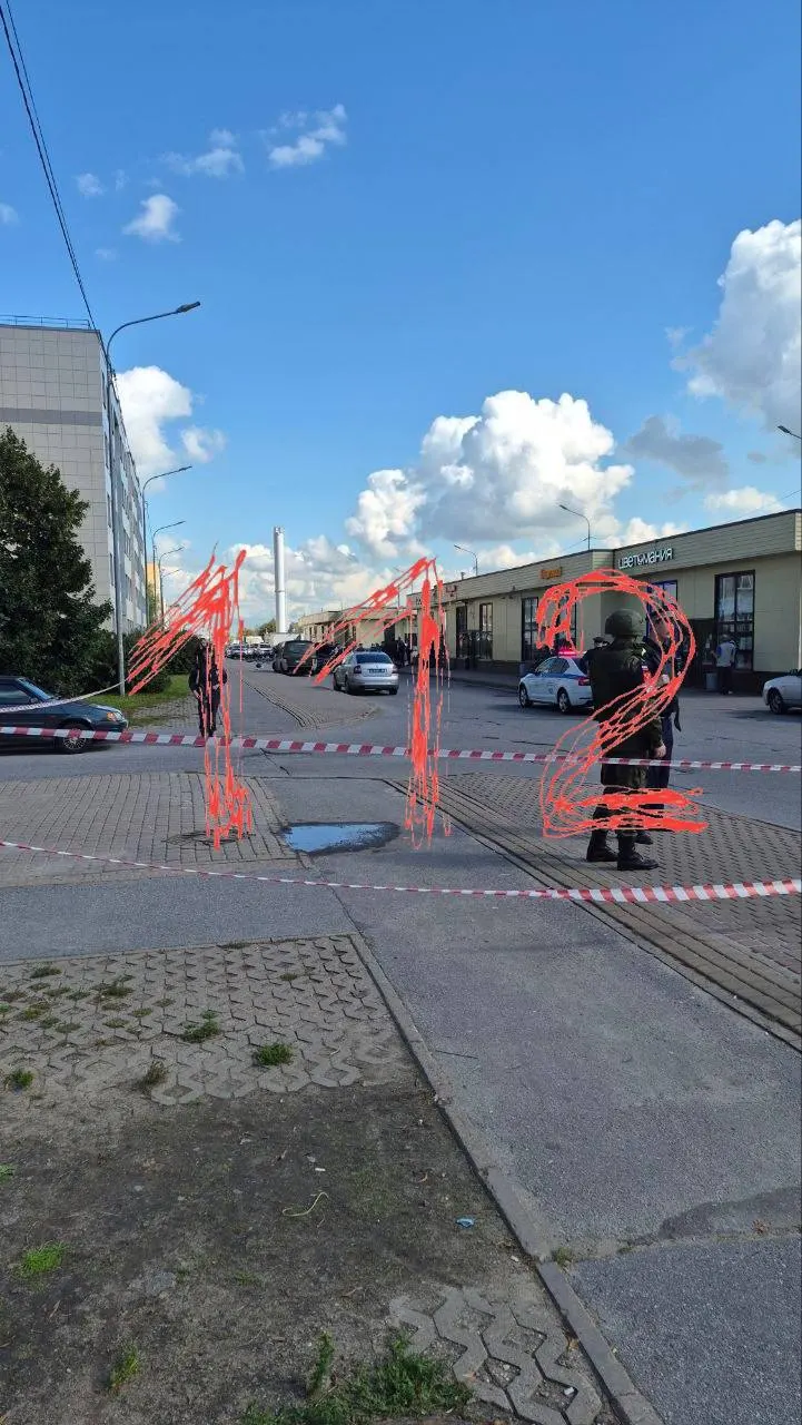 В районе Славянка Санкт-Петербурга произошёл взрыв в автомашине; по словам очевидцев, транспорт двигался из парковки к торговой точке, после чего прогремел взрыв и выбило стекла. На место прибыли военная полиция и экстренные службы; по данным источников, водитель может иметь отношение к Минобороны.