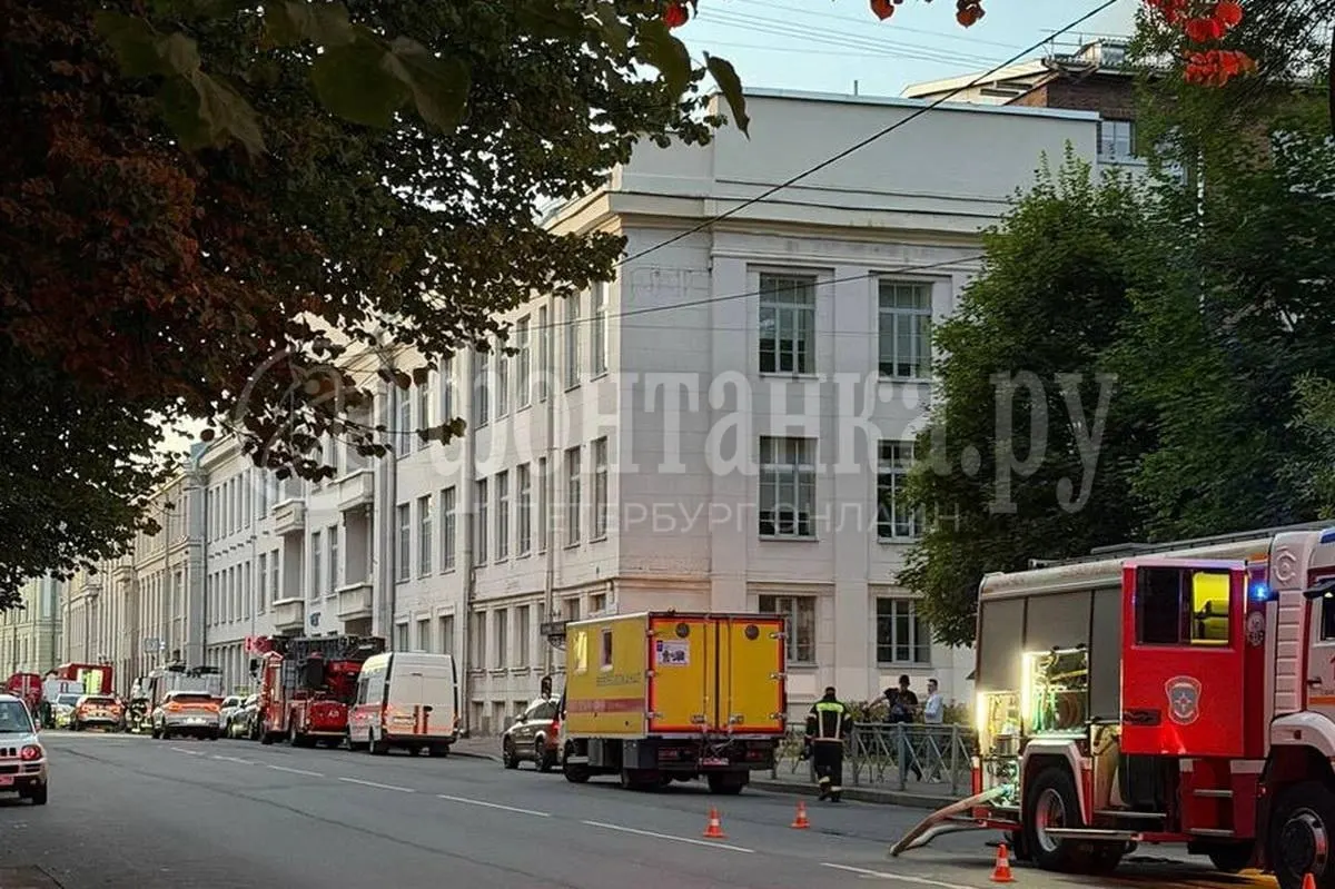 В Санкт-Петербурге тушат пожар площадью около 110 кв.м возле Финляндского вокзала; ощущается запах гари, причины и пострадавшие устанавливаются.