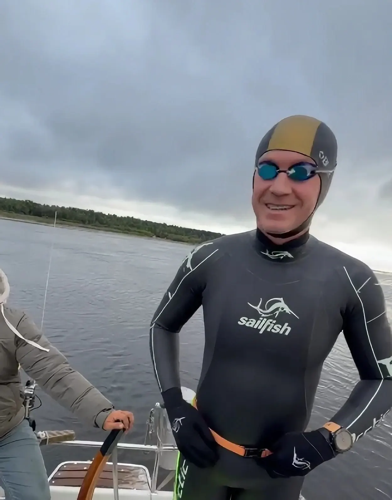 На старте заплыва температура воды в Неве составляла всего 16 градусов.