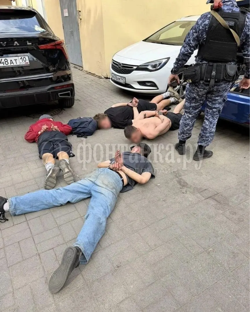 Во дворе дома на улице Восстания трое мужчин распивали спиртное и решили пострелять по бутылкам. При досмотре у одного задержанного нашли сигнальный пистолет; дело передано в полицию.
