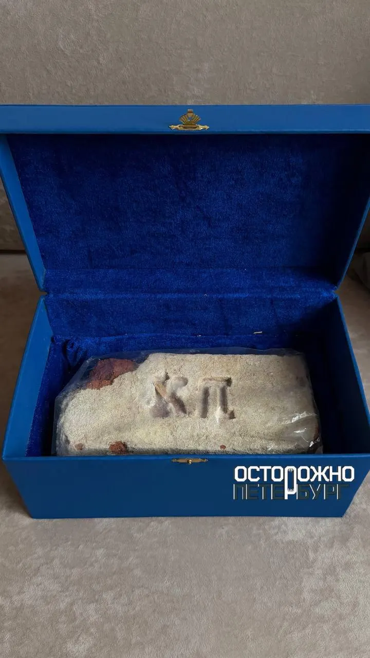 Петербурженка получила кирпич из далёкого храма в Хабаровске, доставленный самолётом, и планирует сохранить его как семейную реликвию.