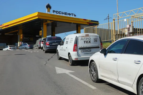 Казахстанский нефтеперерабатывающий завод «Конденсат» будет принимать российскую нефть для переработки и отправлять бензин и дизель в Россию. В новости отмечается доля владения и отсутствие санкций на фоне регионального энергетического сотрудничества.
