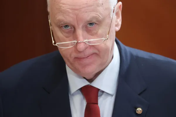 Президент продлил срок службы Александра Бастрыкина, руководителя Следственного комитета, до 27 августа 2027 года; закон допускает продление до 70 лет по решению руководителя. Ведомство возглавляет Бастрыкин с 2011 года; он курировал резонансные уголовные дела, включая дела вокруг Навального.